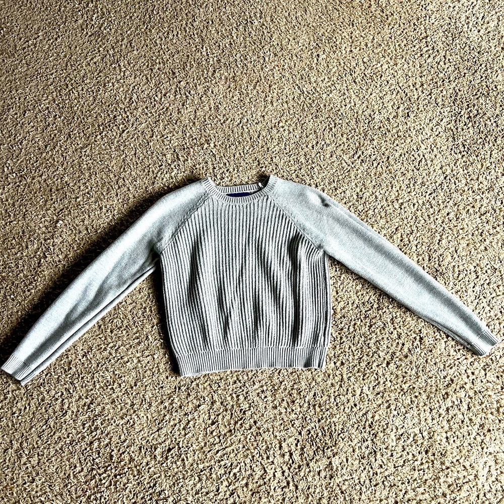 Selling this gray sweater, size small waist, snatching with long arms